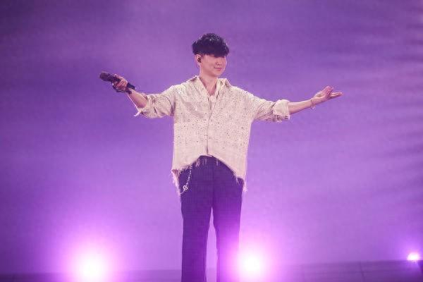 林俊杰演唱会自爆「心脏出问题」靠药撑　叹：生命沙漏加速了