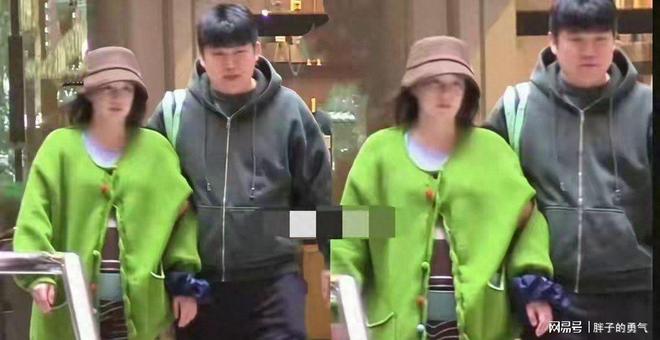 阚清子孕肚显幸福，老公全程搀扶，恩爱模样藏不住