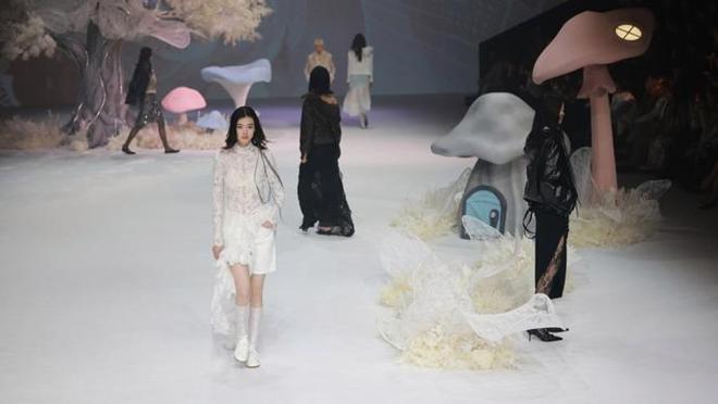 李一桐也来看秀了，2026秋冬上海时装周启幕