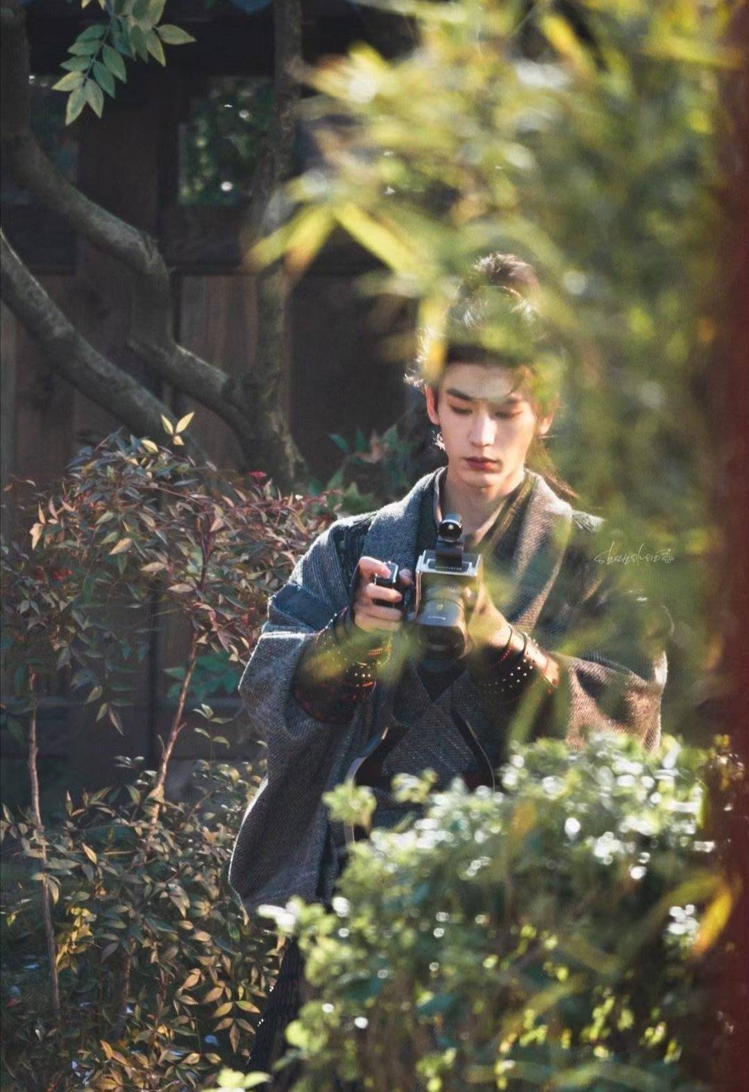 张凌赫跨界摄影引爆热搜:演员与艺术家的双重身份如何破圈?