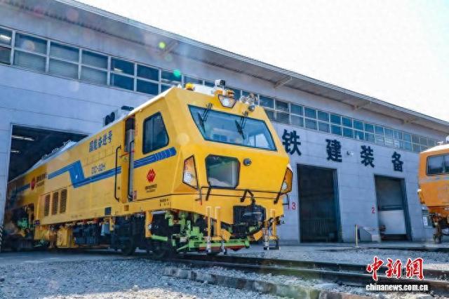 图为中国新型铁路隧道双动力智能捣固车下线。中国铁建高新装备股份有限公司 供图