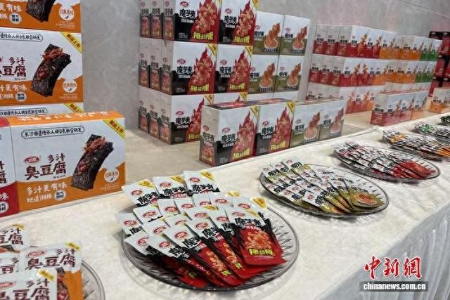 图为卫龙展厅一角。 谢艺观 摄