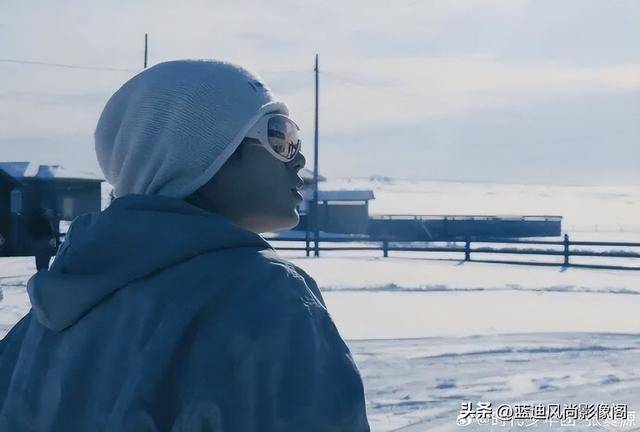 张真源俄罗斯冬日游客照低饱和极简风，雪地少年的酷感松弛感拉满