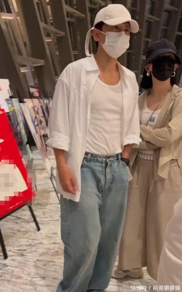 张杰谢娜现身乌镇戏剧节,俩人十指相扣好恩爱,张杰像个少年一样