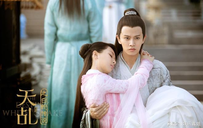 宣白夫妇！任嘉伦33岁生日，好友杨紫微博祝福：做自己喜欢的事