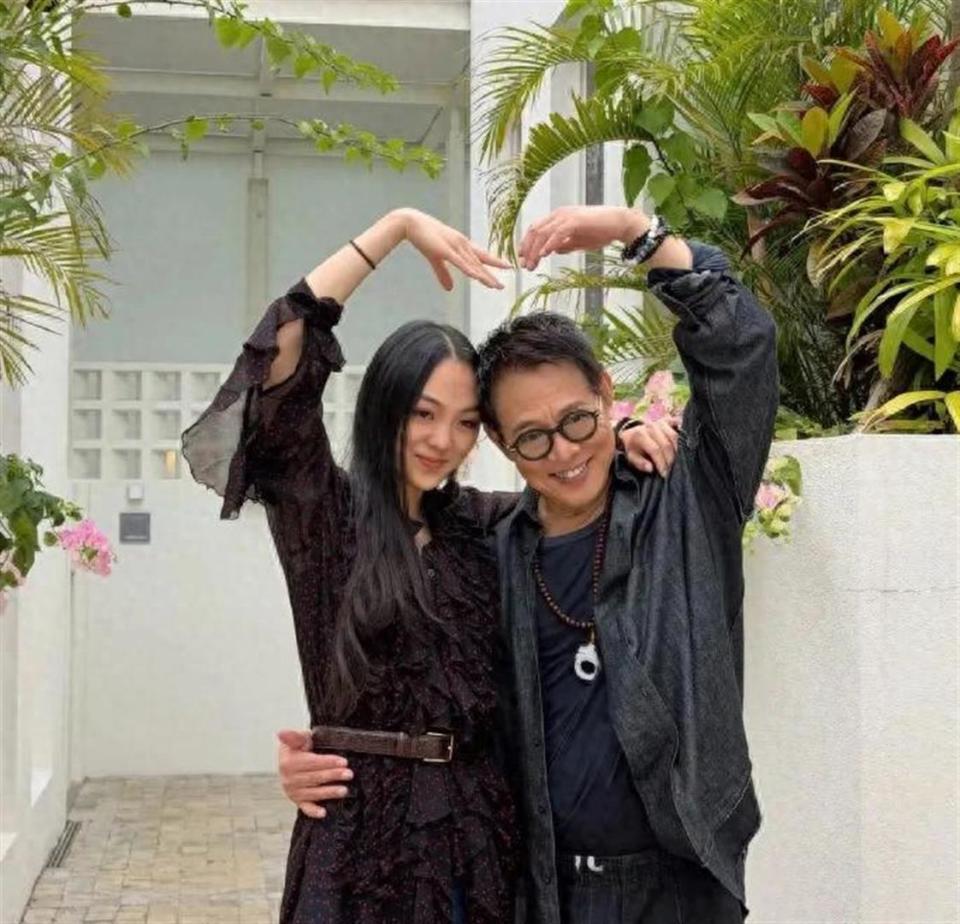 李连杰晒和女儿合影,这是他和利智的大女儿,毕业于哈佛,挺优秀