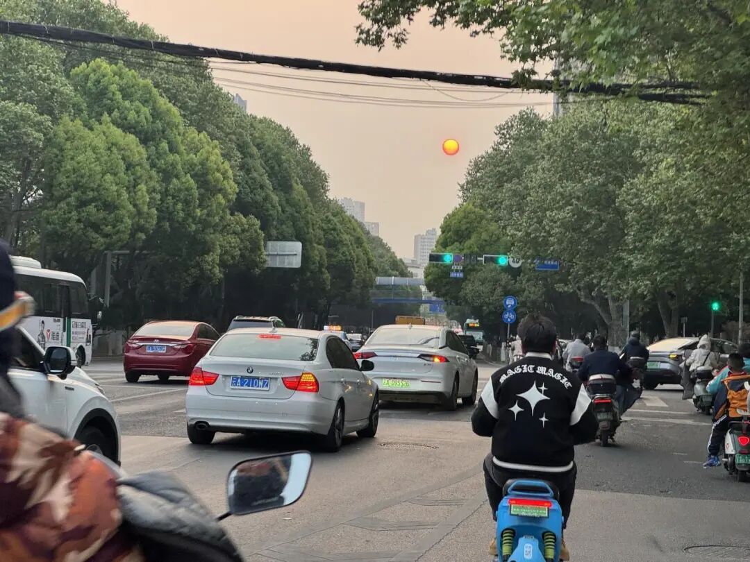 不少早起的市民驻足欣赏，感受这份来自春城清晨的自然馈赠。有市民感慨：“昆明的早晨，连太阳都带着温柔的烟火气。”