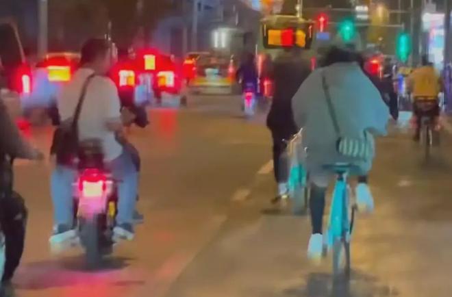 谢娜深夜骑行12公里，只为给张杰送花，14年婚姻甜蜜依旧让人羡慕