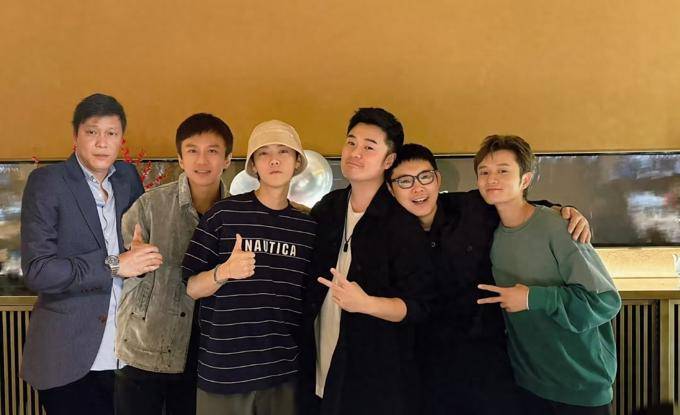 鹿晗回归《五哈》6！机场被吹成金毛狮王，邓超穿衣最保暖