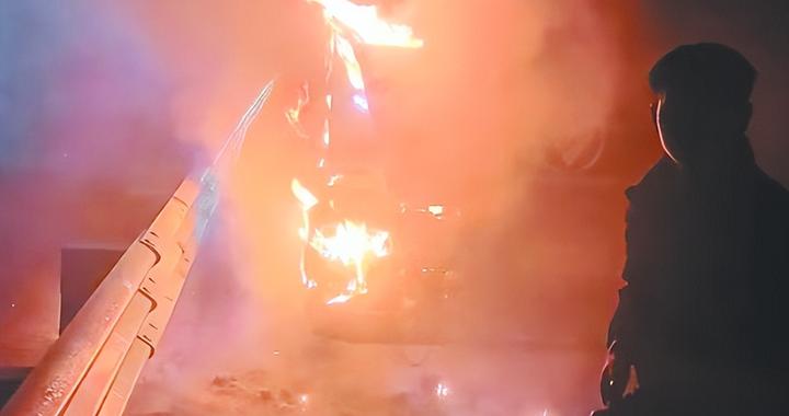 高速上大货车突起火 合肥消防员挺身而出