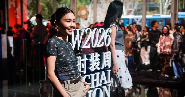 李一桐来新天地啦！2026秋冬上海时装周“炸裂”开秀！