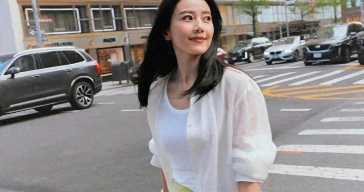 “高圆圆”带火了白开水穿搭，背心+衬衫+半身裙，尽显清新脱俗