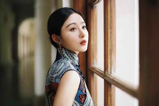 孙嘉璐旗袍造型摇曳生姿,秒变民国大小姐,演绎真正东方美人乔振宇_订阅