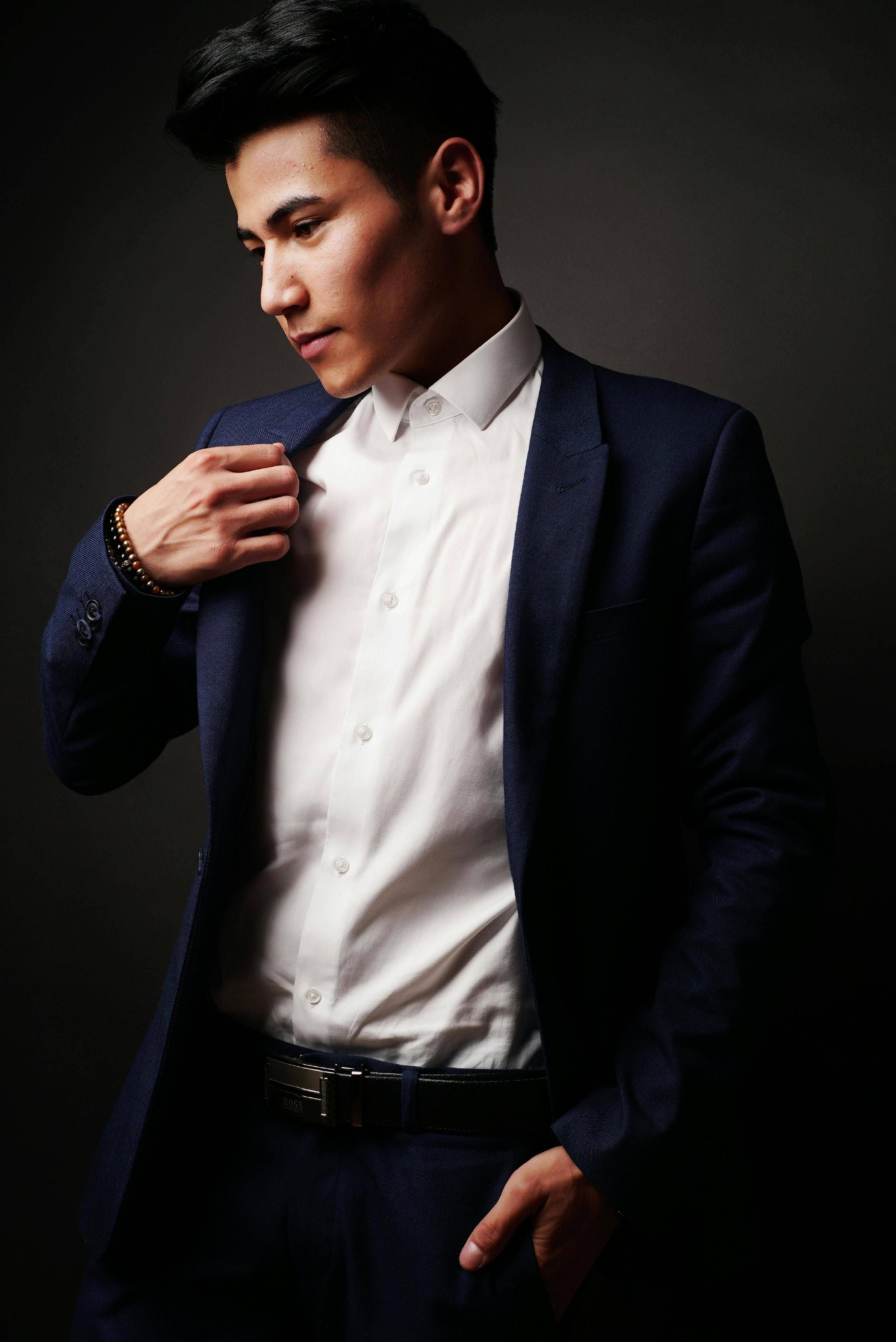 成毅2023时尚造型大赏:白西装、燕麦色、藏青深V,哪套才是你的top1?