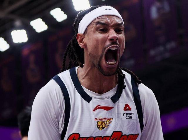 广东大胜送四川17连败：胡明轩26分超朱芳雨奎因36+11+6+6