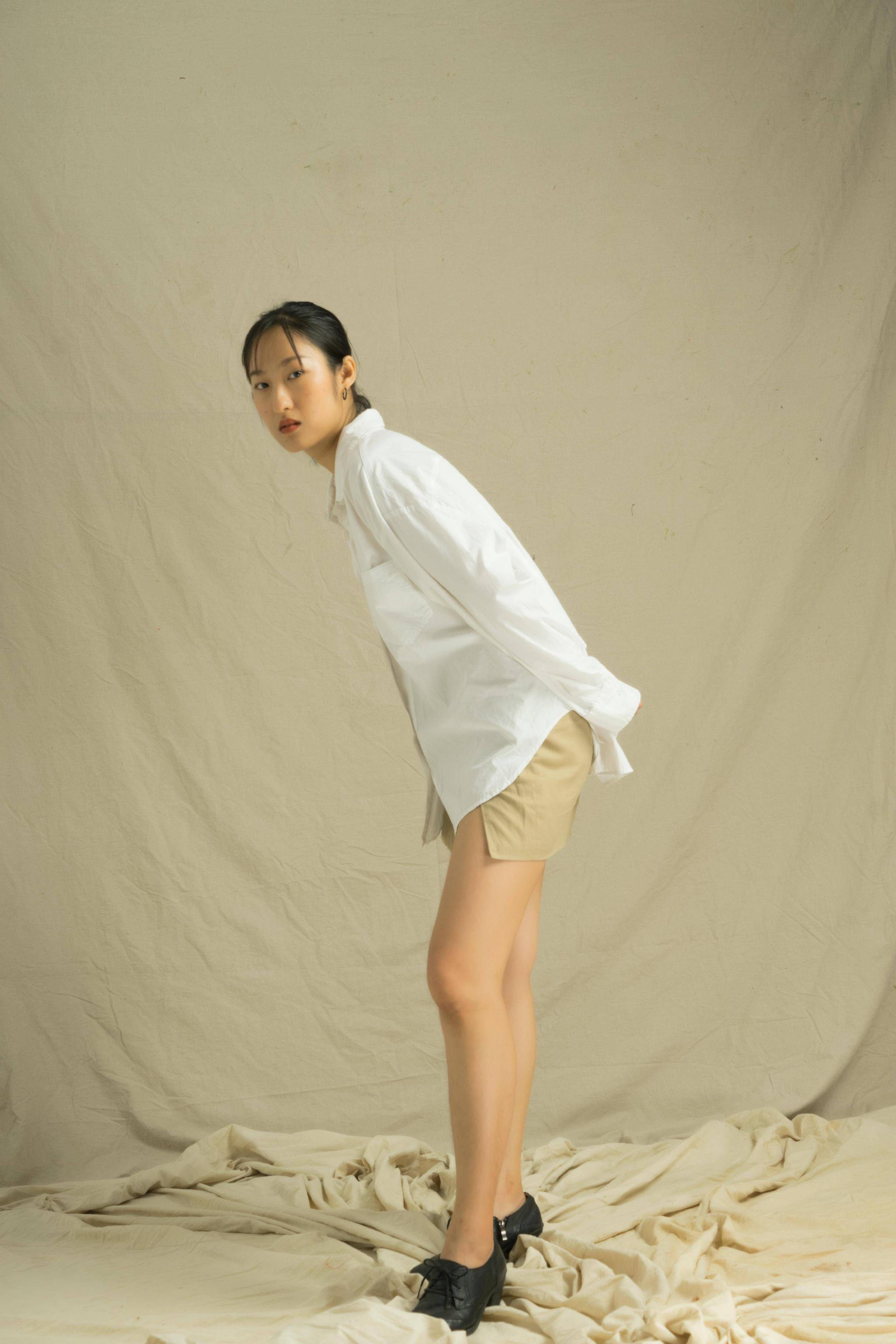 成毅今年最火造型盘点:白西装、燕麦色西装、藏青深V,你的最爱是哪套?