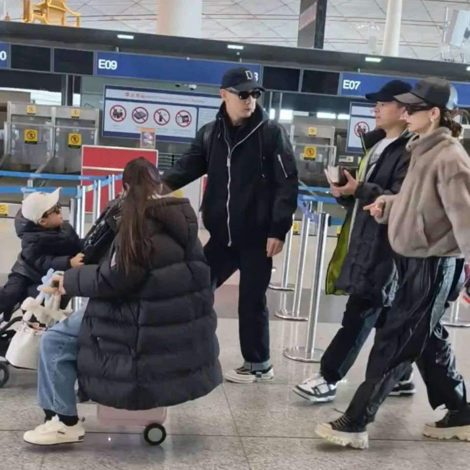 偶遇戚薇李承铉一家四口出游，3岁儿子正脸好萌，和姐姐lucky很像