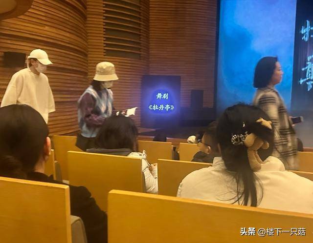 43岁张杰冬天穿短袖 陪老婆看舞剧 谢娜看得投入 交头接耳被观众提醒