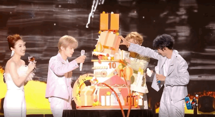 王俊凯新歌《回望》官宣,封面是蓝色,小螃蟹的应援色