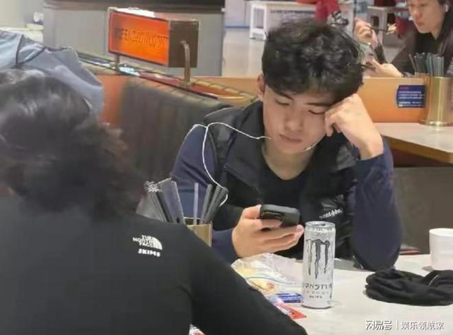 谢霆锋大儿子深圳滑雪被偶遇，五官神似张柏芝，身材壮硕？