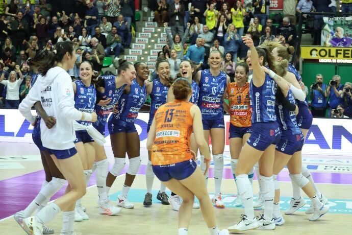 主帅透露朱婷因赛前被球击中面部缺阵：她眼球不适 她对我们非常重要