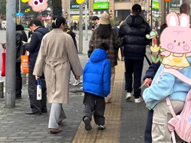 任重孙骁骁夫妇重庆街头吃面，6岁儿子首次露面，保姆紧紧跟随！