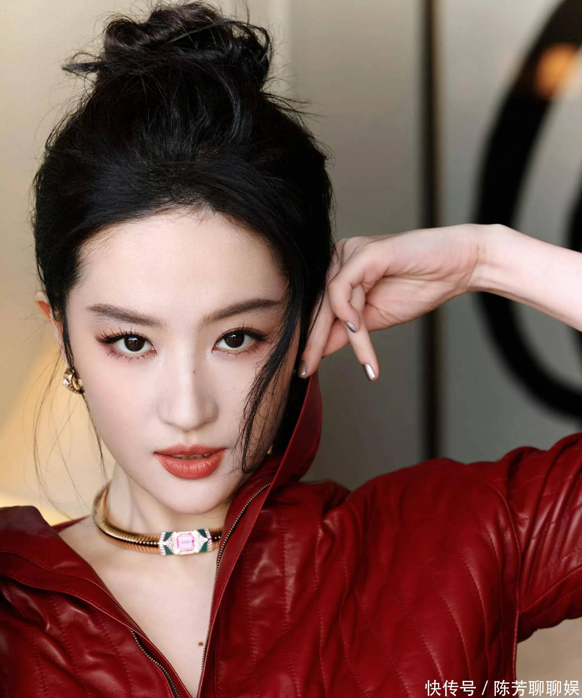 刘亦菲身穿LV亮相好莱坞，刘冲全程陪同，与朱一龙、安娜同框合影 - 360娱乐