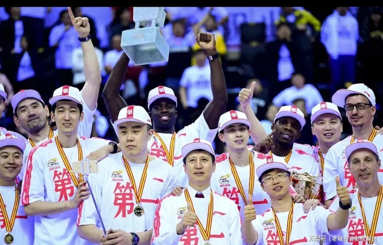辽篮四冠全胜，杨鸣荣膺传奇教练称号