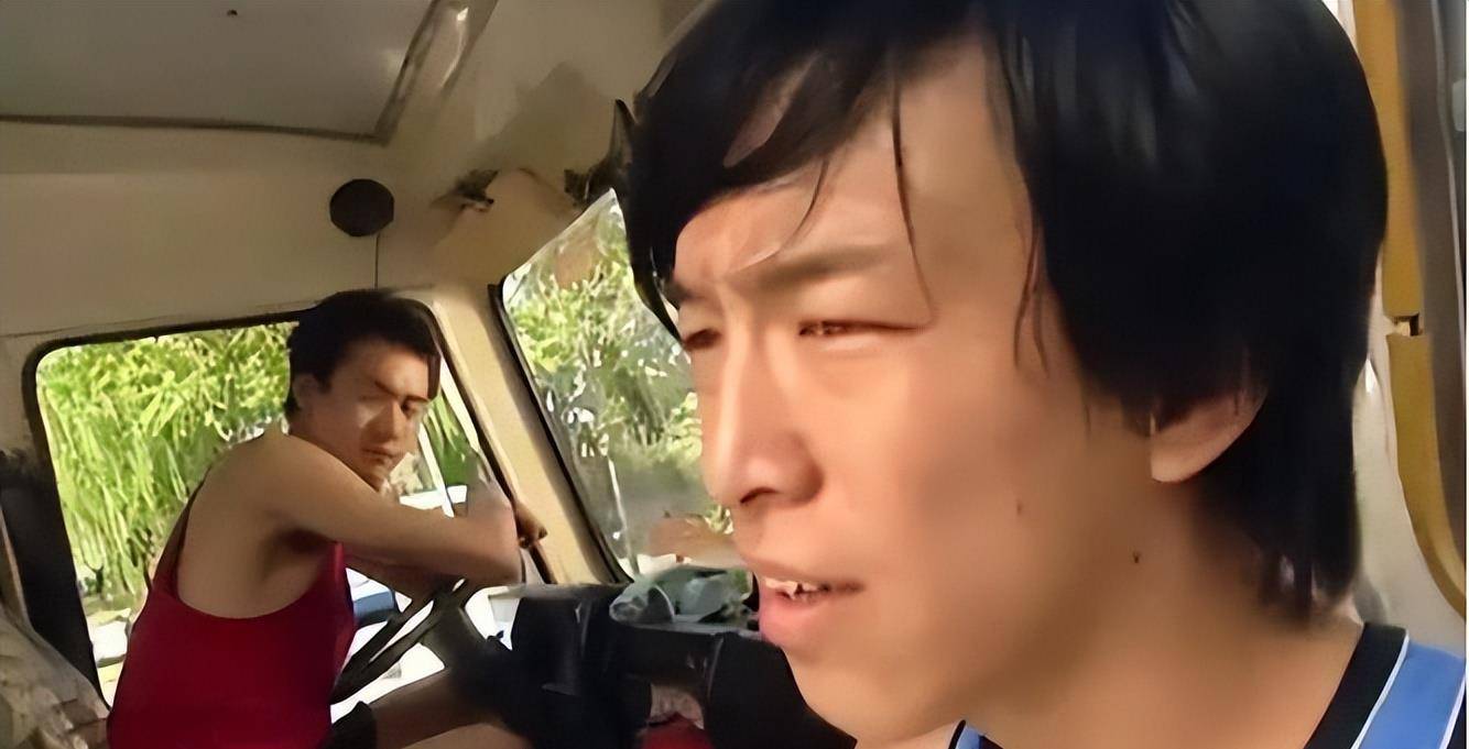 黄渤一家3口在逛街!小欧身材苗条似少女,女儿身高170也是凸嘴巴