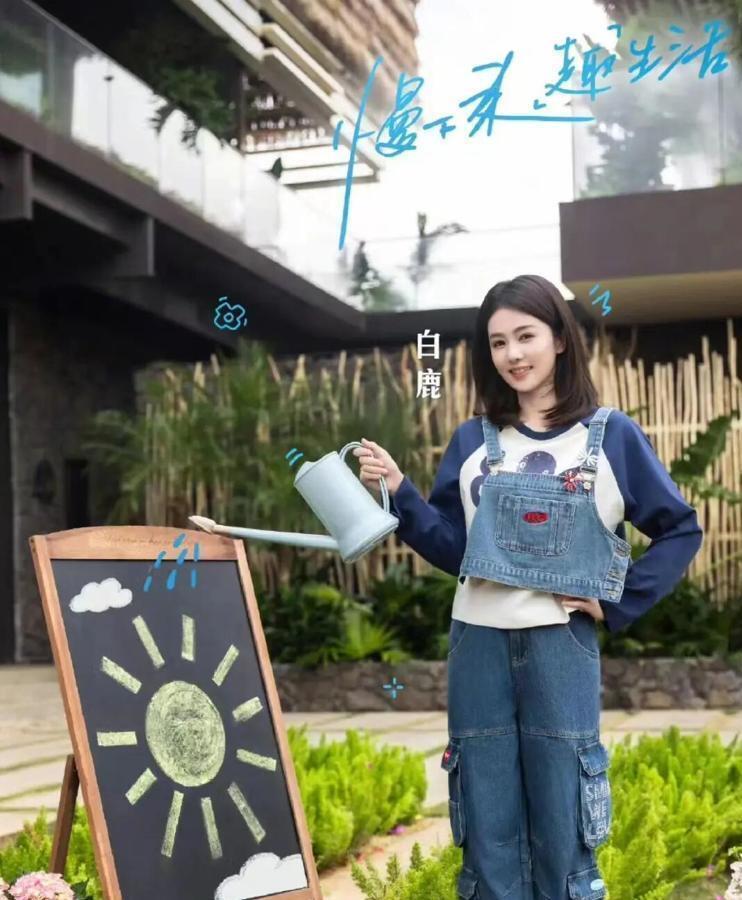 早春穿搭没灵感了？白鹿《亲爱的客栈》3套温柔风，又甜又软