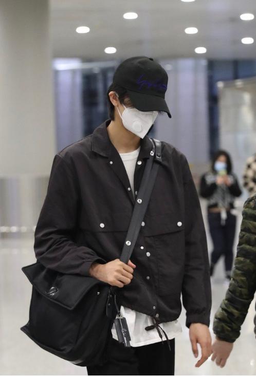 宋威龙私服超好看!宽松白T搭配黑色夹克,简约低调帅气难掩