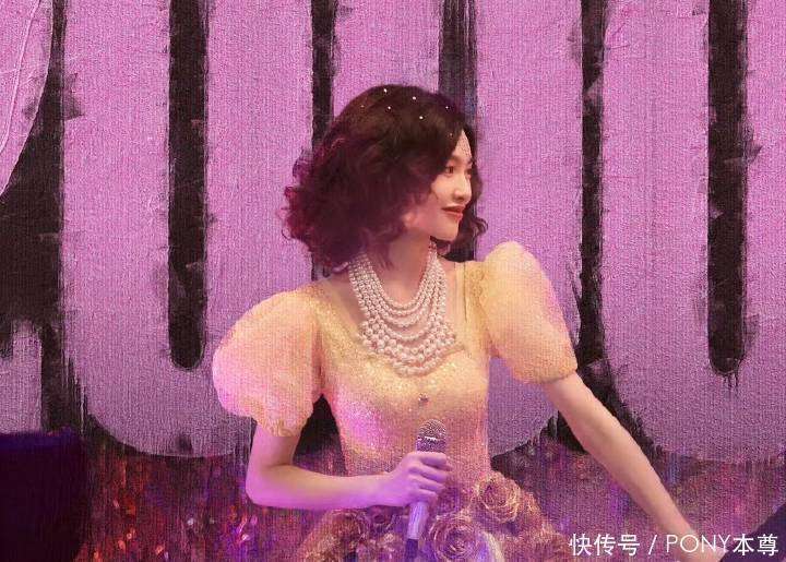 被唐嫣人之初的造型惊艳！8套复古造型，配色高级，美的明艳动人