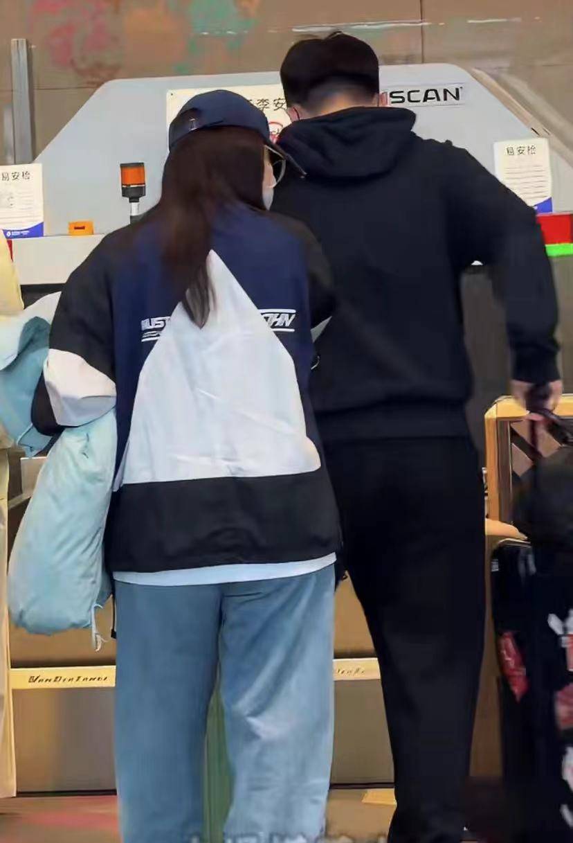 阚清子产后一个多月复工，老公陪伴其现身机场，前往长沙录制浪姐