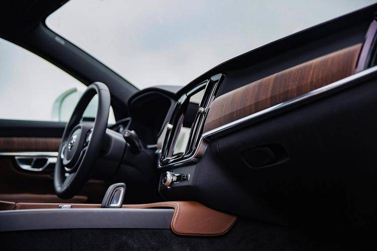 油车二手车流通快，电车二手价格受电池健康影响大