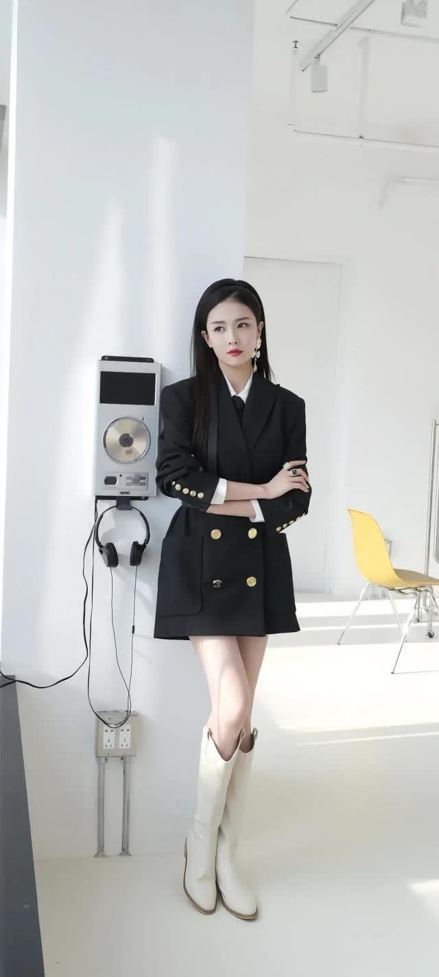 白鹿黑西装白内搭配白靴，飒爽模样怎么看都爱 - 360娱乐