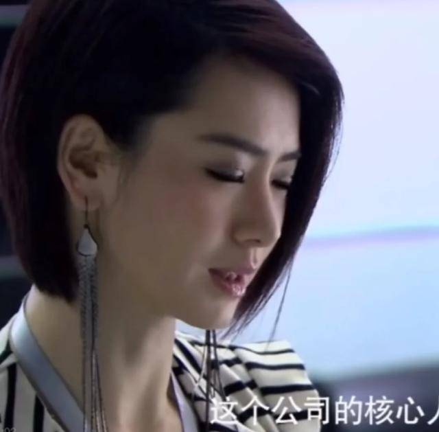 42岁戚薇泰国拜佛太虔诚,衬衣皱巴显邋遢,李承铉穿吊裆裤憔悴