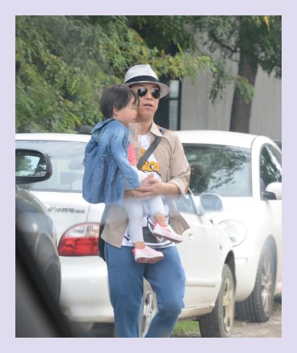 黄渤一家四口罕同框,13岁大女儿身高直追172爸爸,露正脸很好看