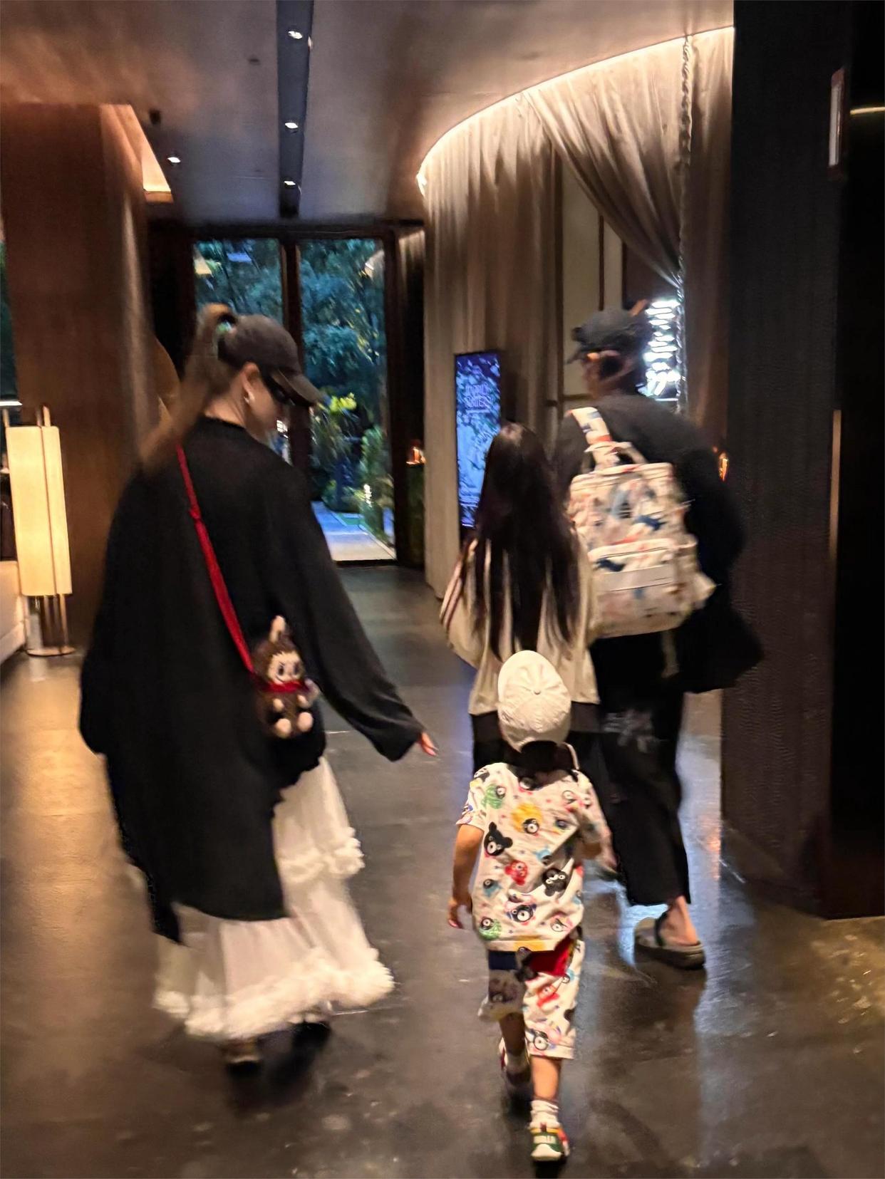 偶遇戚薇一家曼谷旅行,李承铉和lucky开心热聊,2岁儿子穿搭好酷