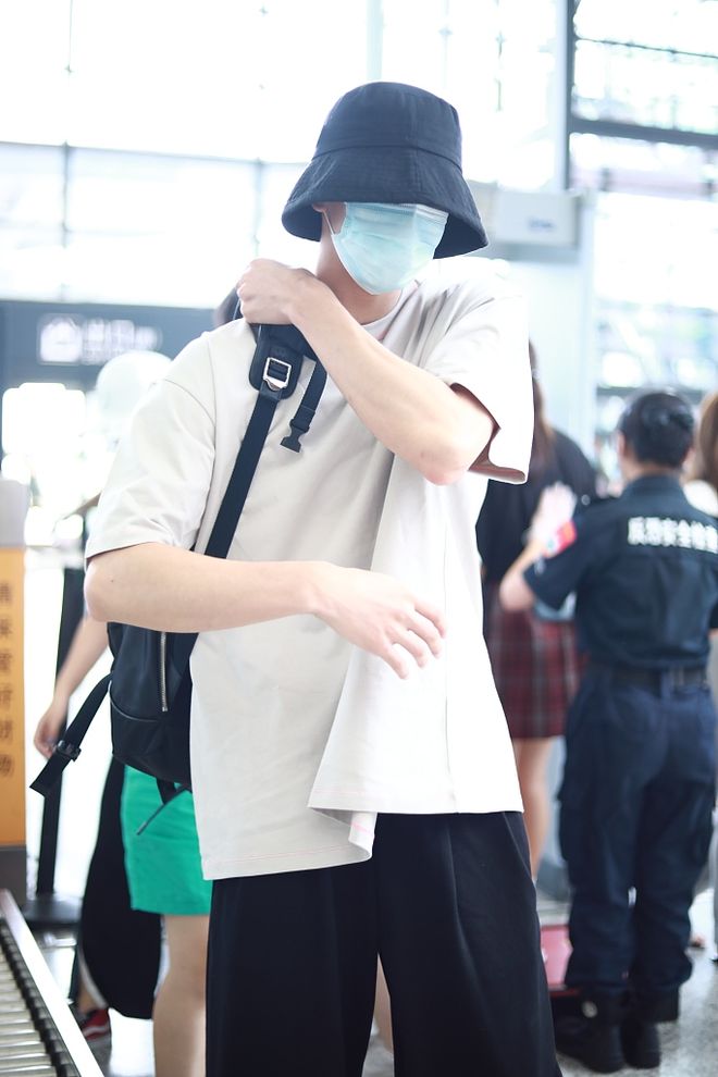 宋威龙穿宽松白T配黑裤简约大方背双肩包少年感炸裂