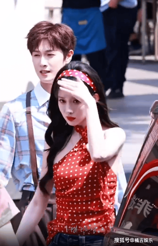 笑不活了！孟子义差点上到李昀锐车上，跑男14路透名场面，默契感拉满