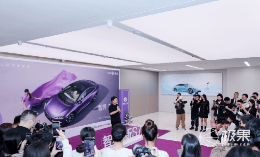 全力保障高品质交付!余承东开智界新S7给车主交车