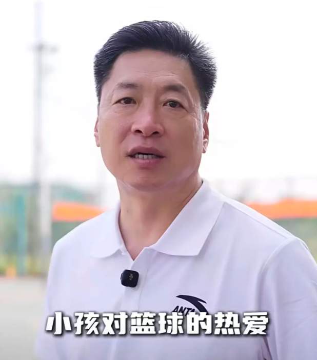 重返广东！李春江有了新工作，亮相篮球场，岗位曝光，杜锋期待