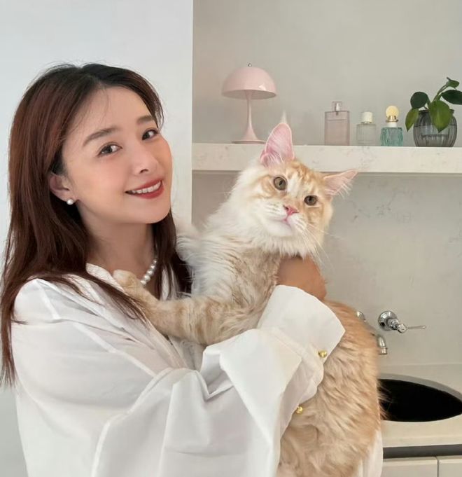 阚清子晒近照,穿白色衬衫戴珍珠项链、耳环,状态恢复的非常好!