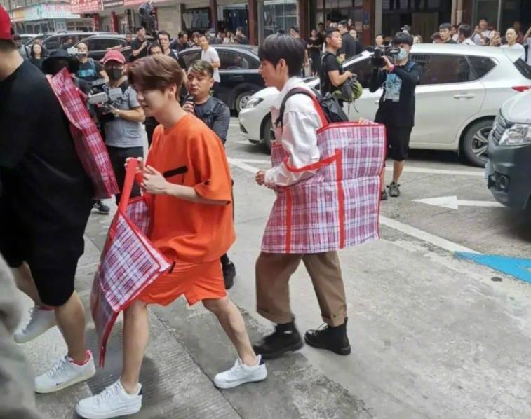 邓超陈赫鹿晗合体录综艺,狭窄街道拍摄不易,保安行为引发众怒