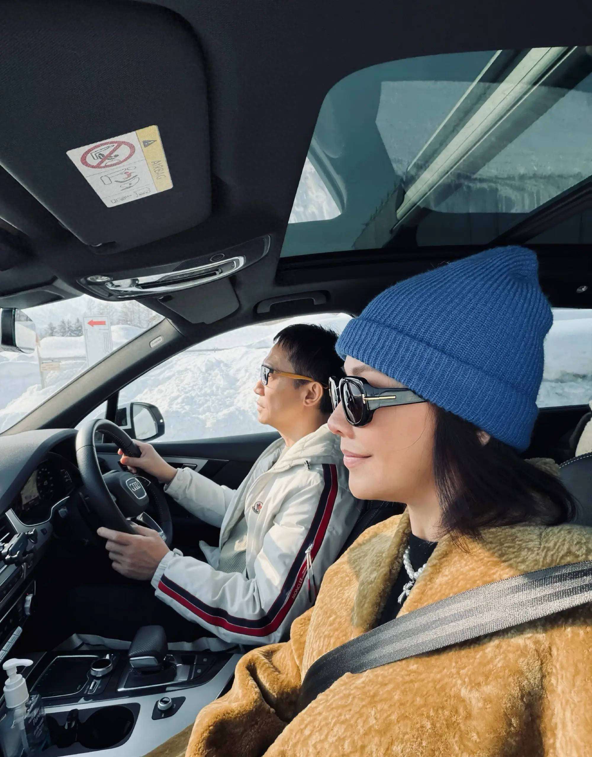 刘嘉玲晒与梁朝伟合照庆情人节收老公玫瑰心情佳