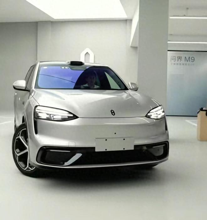 问界M6实车到店，全新中大型SUV，预售26.98万起，会被大家认可吗