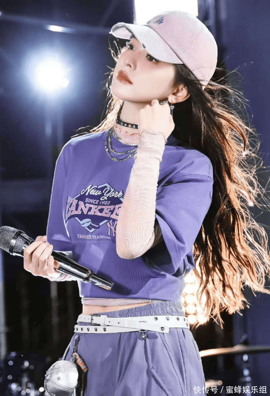 发丝飞扬活力四溢，章若楠棒球帽配运动套装，爱豆既视感拉满！