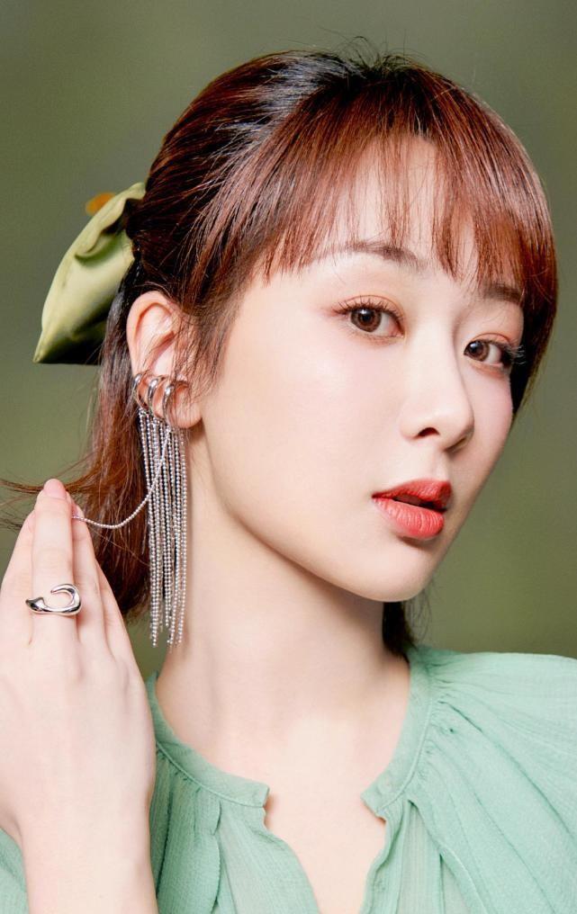 杨紫干饭人属性太强，新剧片场化身吃货，给好友送祝福也不忘约饭