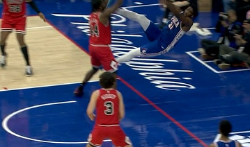 恩比德与帕威发生身体碰撞，随后身体飞出底线拍倒在地