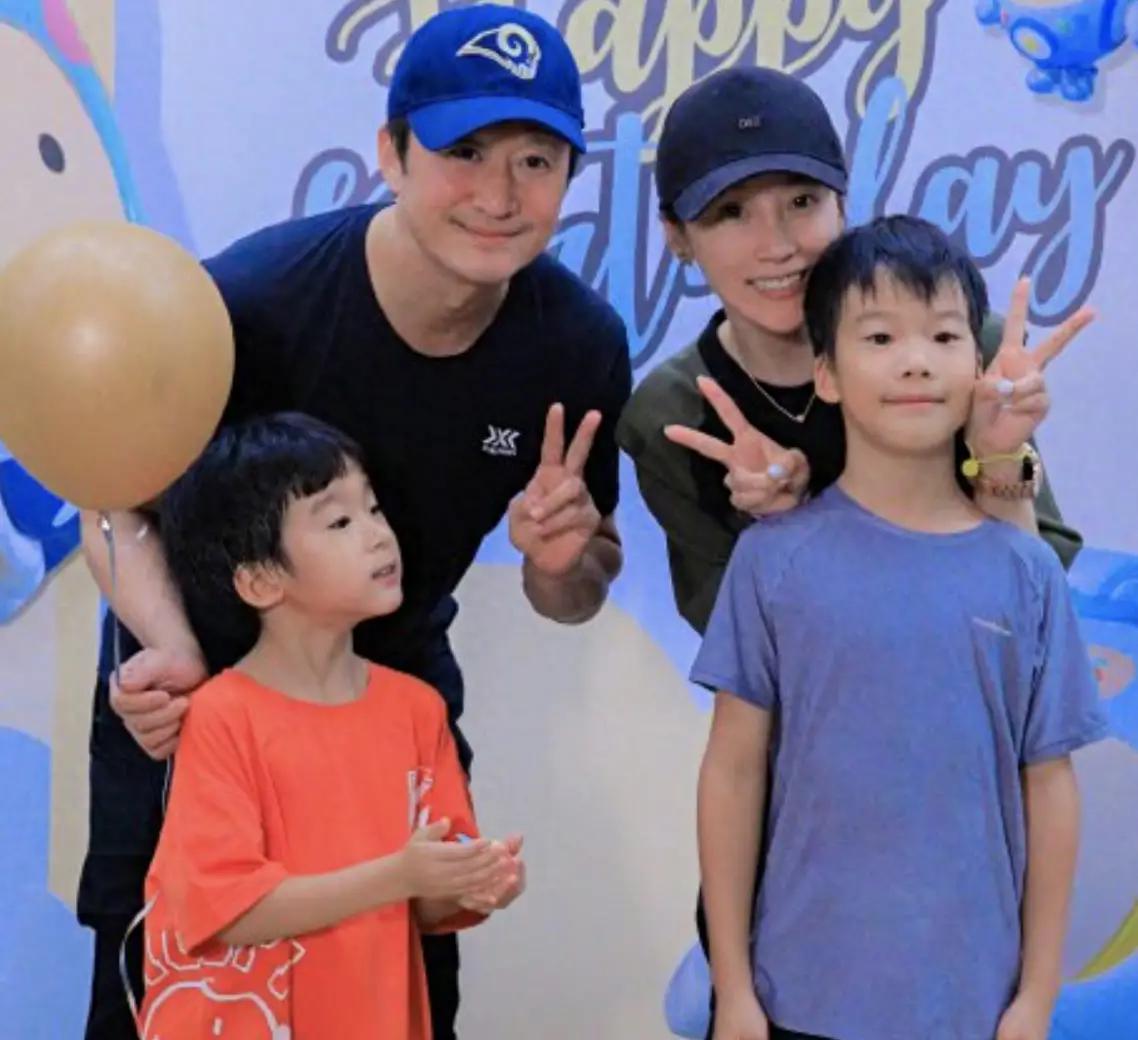 谢楠罕见分享全家福,她表白儿子们,两位公子爱你们,生日快乐